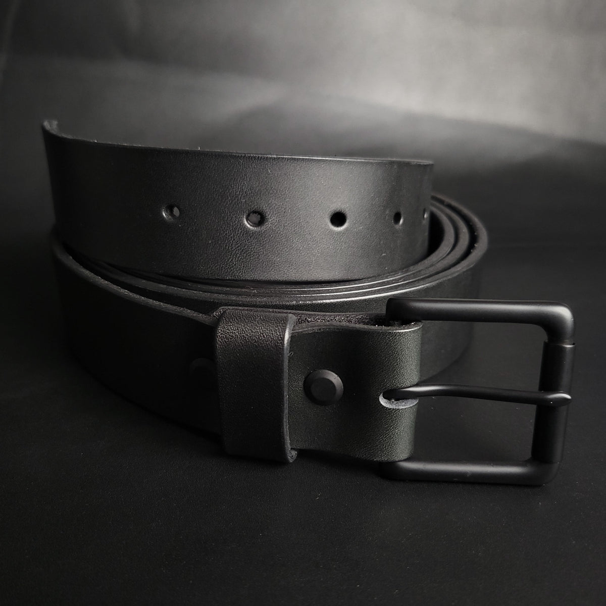 1.5" CHICAGO SCREW LEATHER BELT – matte black buckle